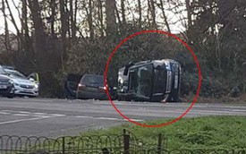 Chồng Nữ hoàng Anh lái Land Rover bị lật 90 độ sau va chạm với chiếc Kia