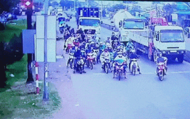 Clip: Kinh hoàng cảnh container càn quét hàng chục chiếc xe máy đang chờ đèn đỏ tại Long An