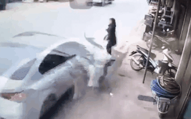 Clip: Người phụ nữ may mắn thoát chết khi chiếc Kia Cerato húc bay xe máy dựng ở lề đường