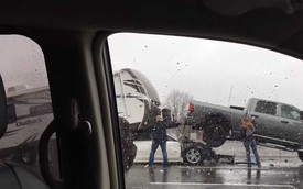 Tai nạn khó tin: Ô tô Nissan hất bổng xe nhà kéo, bán tải cỡ lớn trong một nốt nhạc