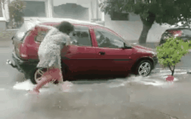 Clip: Tiết kiệm nước, người phụ nữ tranh thủ rửa xe dưới... trời mưa