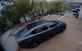 Quên kéo phanh tay, nữ tài xế để Lexus ES lao dốc, băng qua đường thảm thương