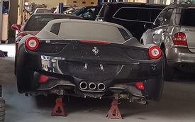 Xót xa bộ đôi Lamborghini Murcielago và Ferrari 458 Italia phủ bụi tại Hà Nội
