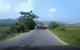 Clip: Không chịu nhường đường cho xe tải, xe ben lao thẳng xuống ruộng