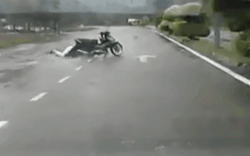 Clip: Cô gái đi xe máy bị "quật ngã" giữa đường, 2 người đàn ông loay hoay gỡ phần cổ bị mắc kẹt