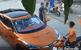 Clip: Đâm trực diện chiếc Hyundai Veloster, thanh niên chạy xe máy bị tài xế đấm liên tục vào mặt