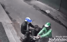 Clip: Nam thanh niên bị 2 đối tượng dùng dao khống chế, cướp xe máy trong con hẻm ở Sài Gòn