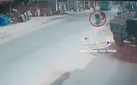 Clip: Người đàn ông chạy xe máy tự ngã ra giữa đường, rồi văng trúng đầu xe ben