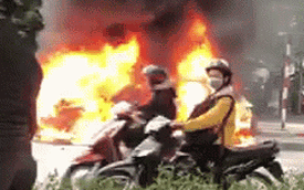 Clip: Cận cảnh xe Mercedes-Benz GLC bốc cháy dữ dội trên phố Hà Nội sau cú đâm kinh hoàng, 1 người tử vong