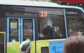 Tài xế Grabbike và xe buýt chốt cửa đấm đá trong xe, CSGT đứng dưới hét: "Mở cửa ra"