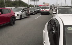 Clip "gây sốt" mạng: Hàng trăm ô tô dẹp sang 2 bên đường, nhường cho xe cứu thương