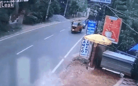 Bật ô khi đang ngồi xe máy, người phụ nữ ngã nhào xuống đường