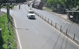 Clip: Khoảnh khắc xe ben đánh lái tránh người sang đường, lật đè trúng 2 người