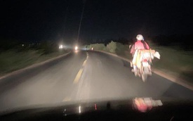 Tài xế "dìu" xe máy không đèn suốt chặng đường 90km: Điểm xấu xí khiến nhiều người lắc đầu