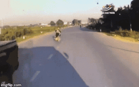 Clip: Băng cắt qua đường, thanh niên bị xe tải đâm ngã văng xuống đất