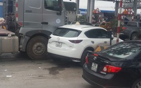 Xe bồn kẹt cứng ở trạm thu phí vì hành động vô ý thức của ô tô Mazda CX-5