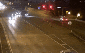 Vượt đèn đỏ ở tốc độ 200km/h, xe điên suýt xẻ đôi ô tô đang sang đường