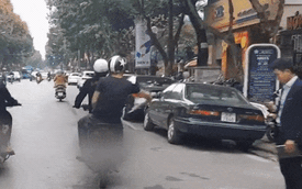 Bức xúc clip nhóm thanh niên đi xe máy phát tờ rơi như xả rác, lạng lách, vượt đèn đỏ giữa trung tâm Hà Nội