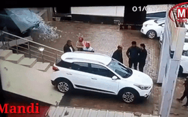 Khách nữ lái thử xe Hyundai ngay trong đại lý, đâm tan tành cửa kính, thiệt hại gần bằng giá xe