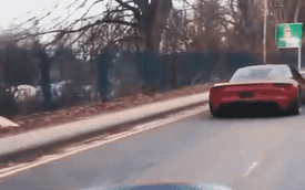 Xem xe tăng tốc nhanh nhất thế giới Tesla Roadster điên cuồng phóng trên đường phố