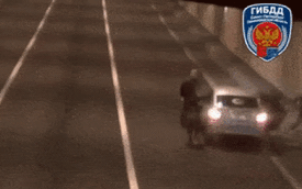 Clip: Dân chơi Nga suýt mất mạng vì dừng xe giữa hầm để... selfie