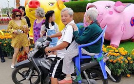 Hai người già đèo nhau dạo phố ngắm cảnh Tết, dân mạng rơi nước mắt với một chi tiết