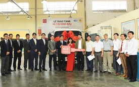 Hino Motors tặng xe tải cho hai trường đại học ở miền Bắc