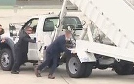 Xe thang chuyên cơ của Tổng thống Trump gặp trục trặc, đặc vụ Mỹ phải hợp sức đẩy ra trước khi chuyến bay cất cánh
