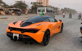 Chiếc McLaren 720S cam độc nhất Việt Nam lăn bánh trên đường nhưng chi tiết xung quanh mới thu hút sự chú ý