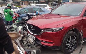 Hiện trường tai nạn xe Mazda đâm liên hoàn nhiều xe máy, tài xế nghi là nữ