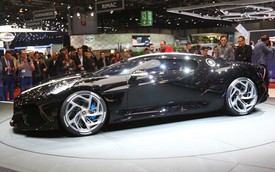 Xem siêu xe đắt nhất thế giới của Bugatti rón rén lăn bánh khỏi triển lãm mới phát hiện ra cú lừa này