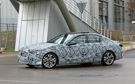 Mercedes-Benz C-Class thế hệ mới lần đầu tung video chạy thử, phản đòn BMW 3-Series