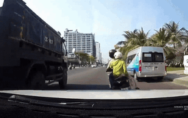 CLIP: Chở vợ đuổi theo ô tô tải, người đàn ông thẳng tay ném gạch vỡ kính xe