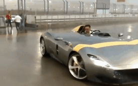 Siêu xe mui trần Ferrari gặp mưa nhận cái kết dở khóc dở cười