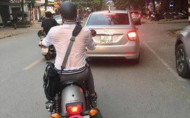 Nhìn người đàn ông đi xe máy với lưng áo ướt đẫm mới thấy thời tiết Hà Nội nóng đến thế nào!