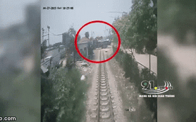 Clip: Khoảnh khắc xe tải chạy ẩu, lao ra giữa đường ray bị tàu hoả tông lật