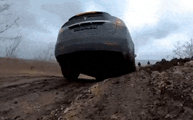 Chủ SUV điện số 1 thế giới Tesla Model X đánh liều thử off-road, suýt kẹt trong bùn lầy