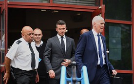 David Beckham bị tước bằng lái 6 tháng vì sử dụng điện thoại khi đang lái xe, rời tòa trên Range Rover