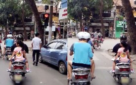 Clip: Mẹ dán logo “đã uống rượu bia, không lái xe” rồi chở con gái đầu trần vượt đèn đỏ trên đường phố Hà Nội khiến nhiều người bức xúc