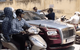 Hà Nội: Tài xế Rolls-Royce Ghost ẩu đả với Honda Wave, biển số khiến người xem giật mình