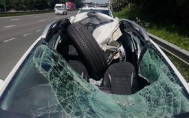 Tai nạn khó ngờ trên cao tốc: Xe container bất ngờ rụng bánh, tài xế Peugeot phía sau thoát chết thần kỳ