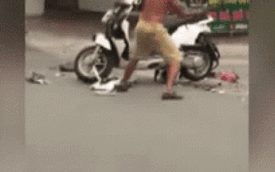 Vợ đi chơi với bồ, chồng cầm gậy đập xe máy vỡ nát giữa đường để trút giận