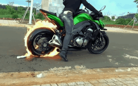 Tay chơi Kawasaki Z1000 tự châm lửa, đốt lốp bằng xăng và cái kết