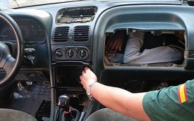 Giấu người trong cốp xe xưa rồi, giờ vượt biên giờ còn trốn vào… hộp đựng găng tay