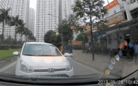 Lái ô tô ngược chiều bị chặn đầu, nữ tài xế bỏ xe ra ngoài đứng "thi gan"