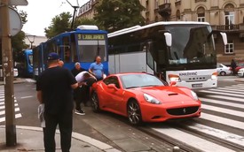 Cả phố đông nghịt người qua lại tắc cứng vì chủ xe Ferrari bận đổ xăng