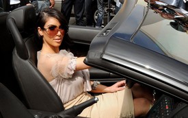 Kiếm bạc tỷ dễ như Kim Kardashian: Đăng 1 bài lên Instagram, mua được cả siêu xe