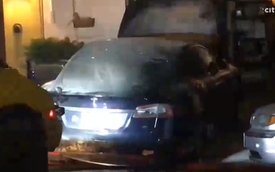 Chiếc Tesla Model S bỗng dưng bốc cháy trong nhà xe