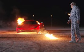 Bắt chước video ca nhạc, 3 đứa trẻ đốt xe Lamborghini của bố