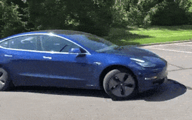 Dành cho người lười và sợ đỗ/lái xe ra khỏi bãi: Tesla tung tính năng tự động đánh xe khỏi bãi đỗ